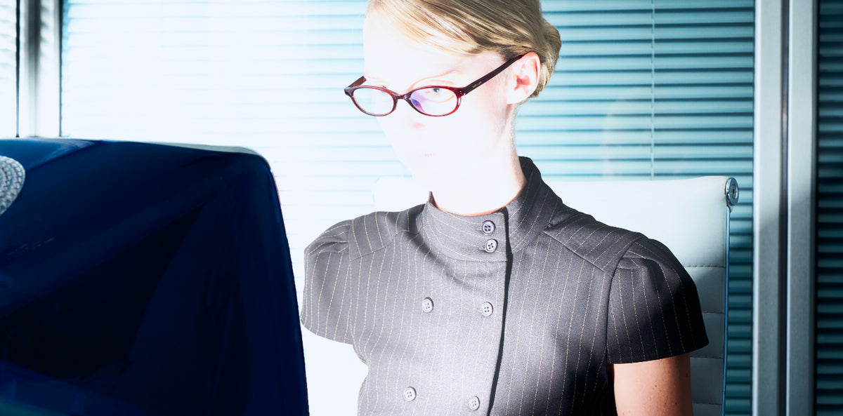 Woman wearing Meller Blue Light glasses at a desk